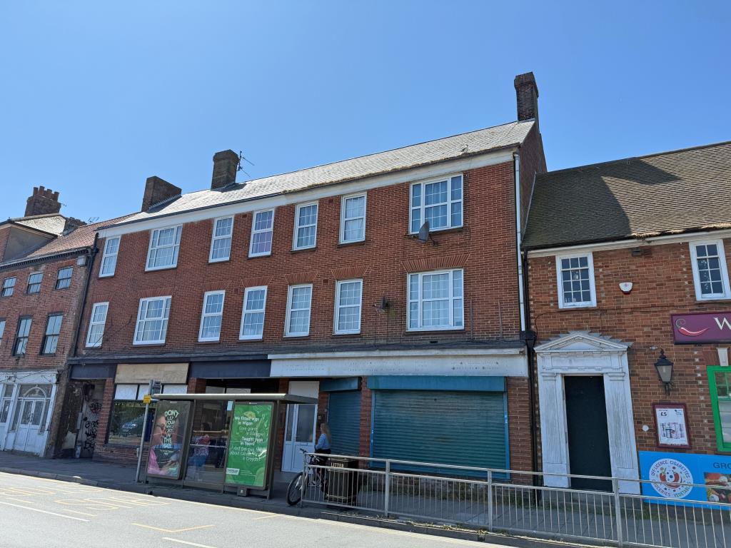 Lot: 10 - MIXED USE COMMERCIAL/RESIDENTIAL BUILDING IN THE TOWN CENTRE - Vacant commercial premises with two tenanted flats above